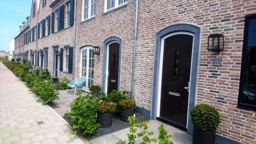 Deurlijsten waterslagen lateien en huisnummerbordjes in Belgisch hardsteen
