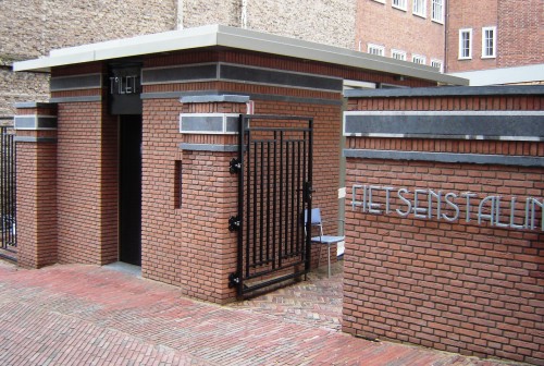 Openbare fietsenstalling en toiletgebouw met Belgisch hardsteen sierlijsten